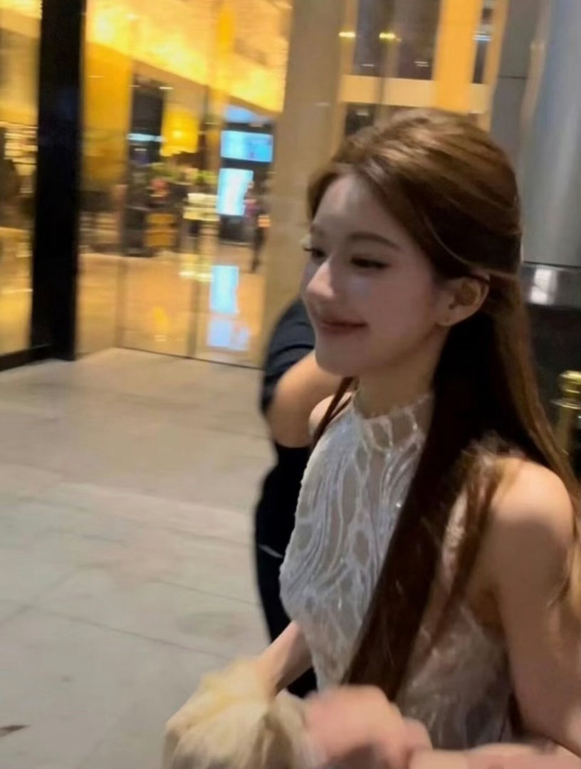 #赵露思#当时这两张生图火的连路人都知道​