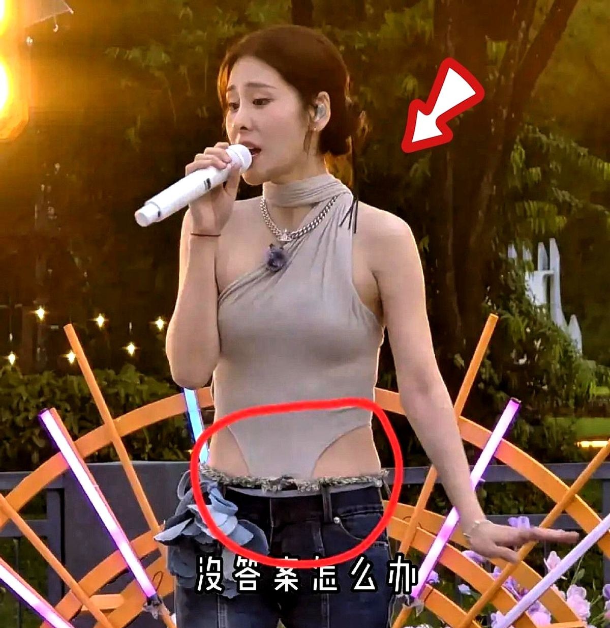 就说这打扮，这身材，不要说华晨宇了，我看了都迷糊！昨晚张碧晨和张震岳合作