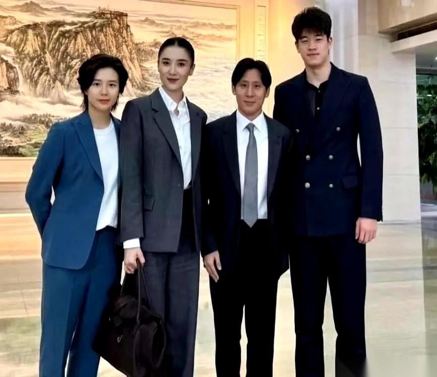 娱乐圈这名利场，女明星一过三十，眼角眉梢往往容易透出疲态和焦虑。但把镜头摇到演员