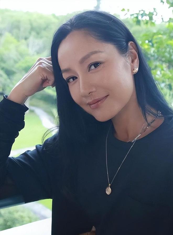 国内剧组把她当丫鬟使，连厕所都不给上，结果巴黎时装周直接把她请去当王炸。5