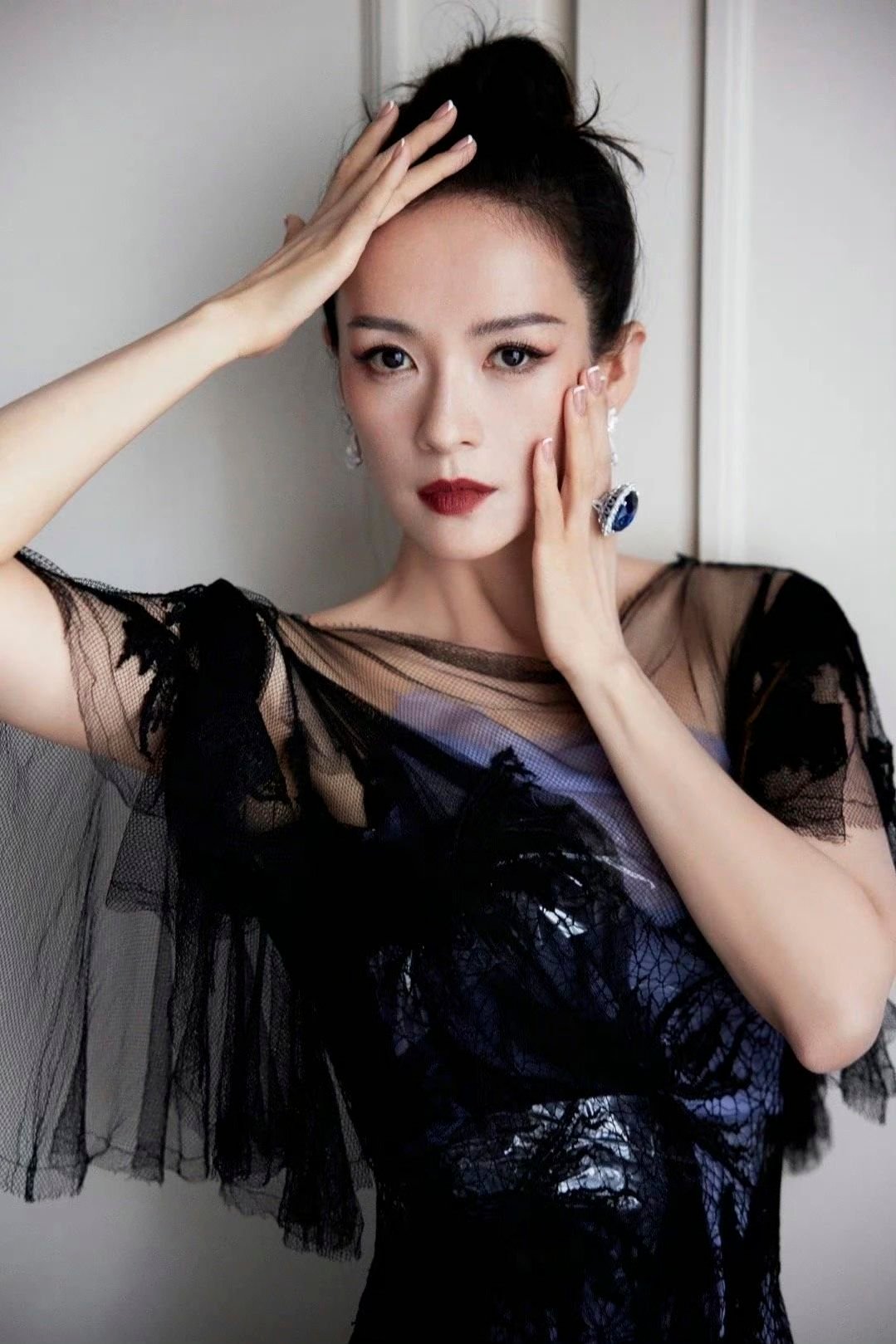 章子怡在戛纳电影节红毯的造型堪称时尚典范。身着海盗爷设计的MaisonMarg