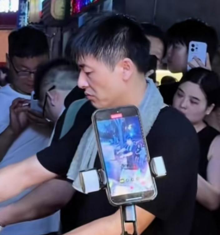 河南烧烤摊主陈杰理了发，感觉更像张老师了，现在都不说是像多少的问题了，是一模一样