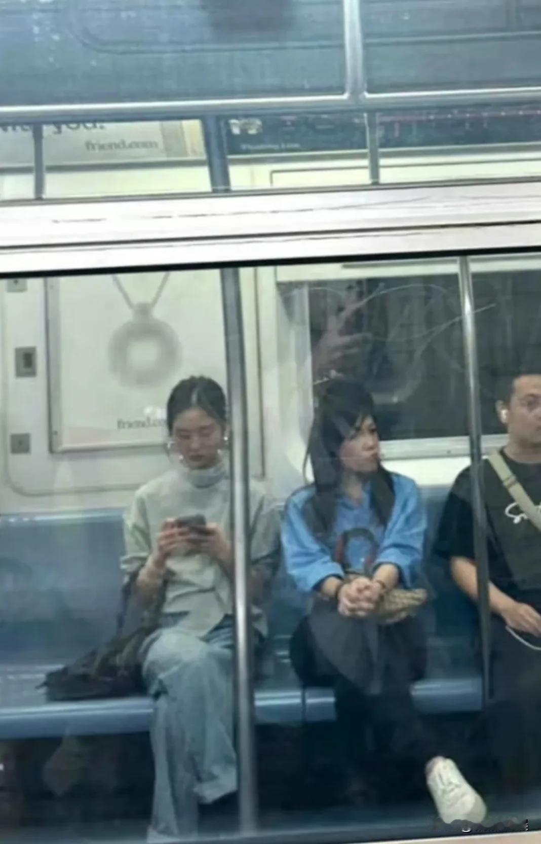 黄磊女儿黄多多返回纽约上大学，现身纽约地铁。她头发扎着，身材纤瘦，显得脸很小，