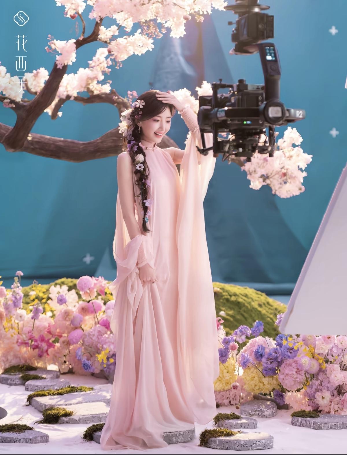 当毛晓彤遇见花西子的东方花朝，柔粉纱裙漾开温柔，发间繁花缀满春意。毛晓彤以灵动之