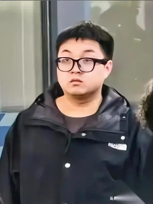 提车秒撞，销售飞。30万电车秒变凶器？别急着骂车，先看清那副“清澈愚蠢”