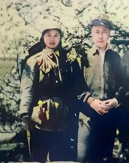 陈毅和张茜的结婚照这是1940年2月，39岁的陈毅和18岁的张茜在江苏茅山根据