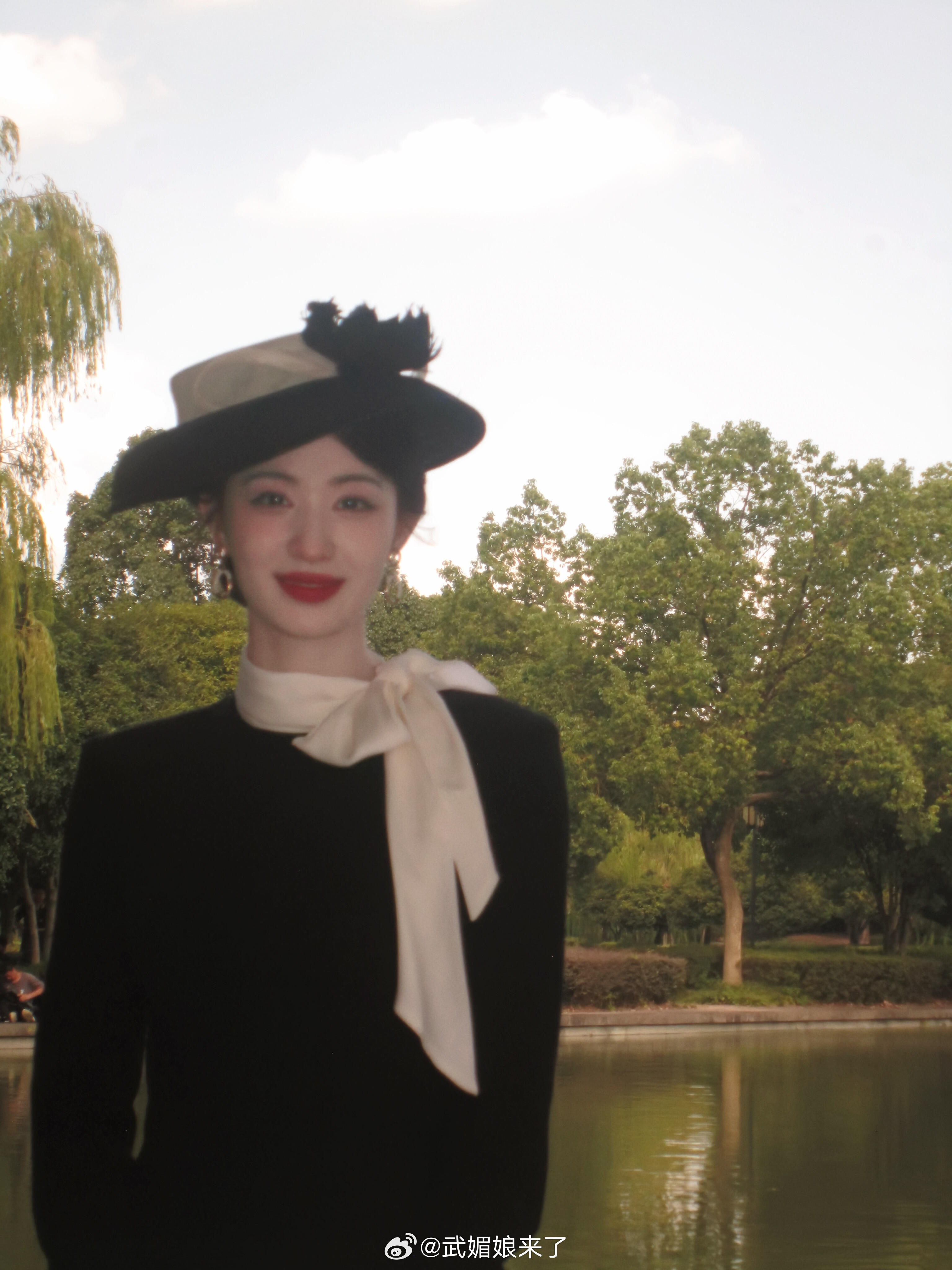 王楚然真的太美了，和拖把、狮子头全家福合照[大笑]​​​