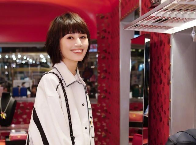 1979年，夏雨3岁的时候父母离婚了，被寄养在了姑姑家，因为他特别调皮，所以经常