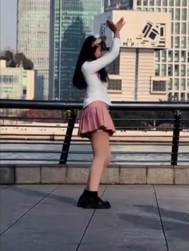 “丢人丢大了！”可到底是谁在丢人？上海外滩，夜风微凉，万国建筑群灯火璀璨。一