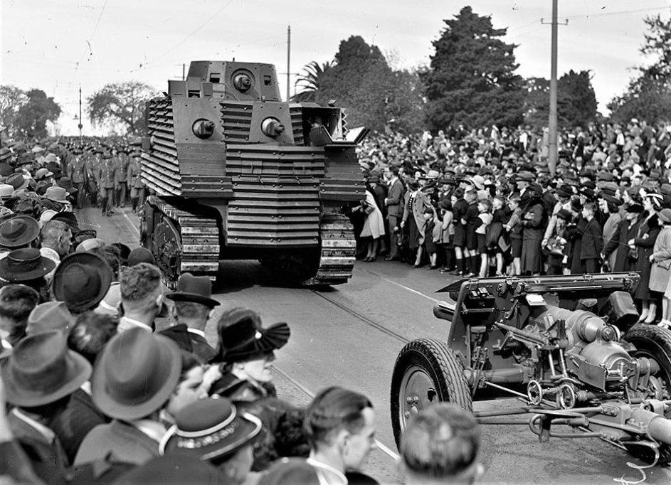 1942年太平洋战云密布，当日本侵略威胁逼近新西兰海岸时，这个远离主要工业区的国