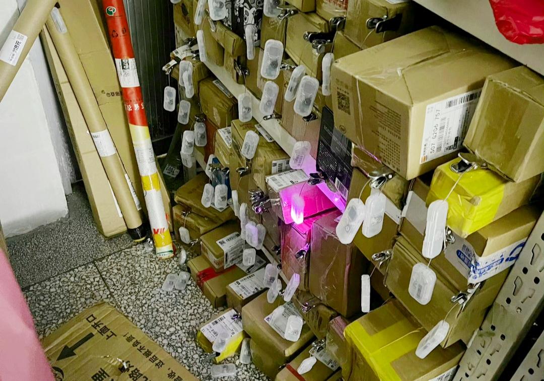 我去小区门口的两个快递店取快递，发现一家引进了新的取快递方式，有点不适应。前天我