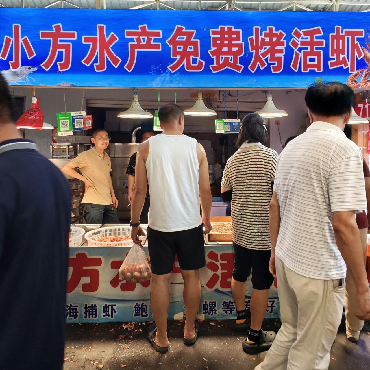 在海鲜市场这一边多了一卖烤虾的，前来光顾的人还不少呢。俺凑到跟前看了一下，这是