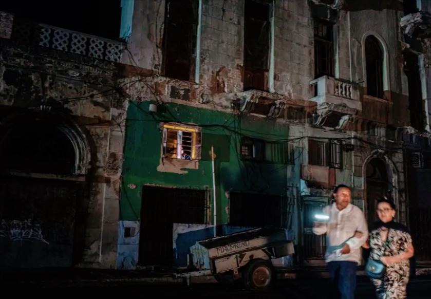 墨西哥好样的，眼看古巴连续3个月几乎没一滴外来石油靠岸，全国天天大面积停电，有的