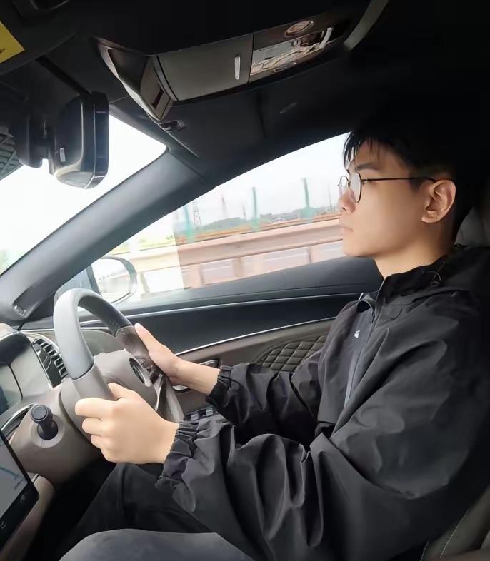 领结婚证的路上,儿子捡了对“双胞胎贵人”我家小子昨天带着未过门的儿媳妇,开