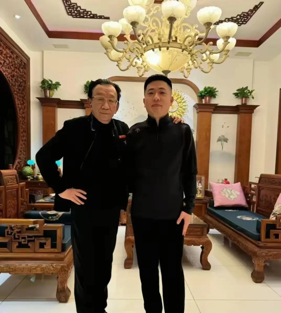 杨议助理小辉怒斥侯耀华：背信弃义！老奸巨猾！小辉义愤填膺地指控侯耀华：这
