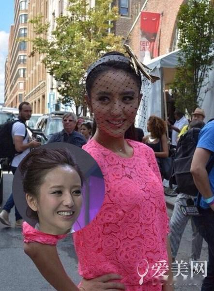 佟丽娅这是嫌弃自己不够黑才戴的黑面纱吧，在黑光线作用下的她妥妥的一个黑里俏。