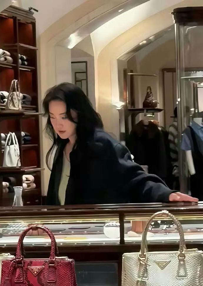 贾玲已经美成了我不认识的模样！被观众笑了十来年，估计也想换个风格了，人一辈子总
