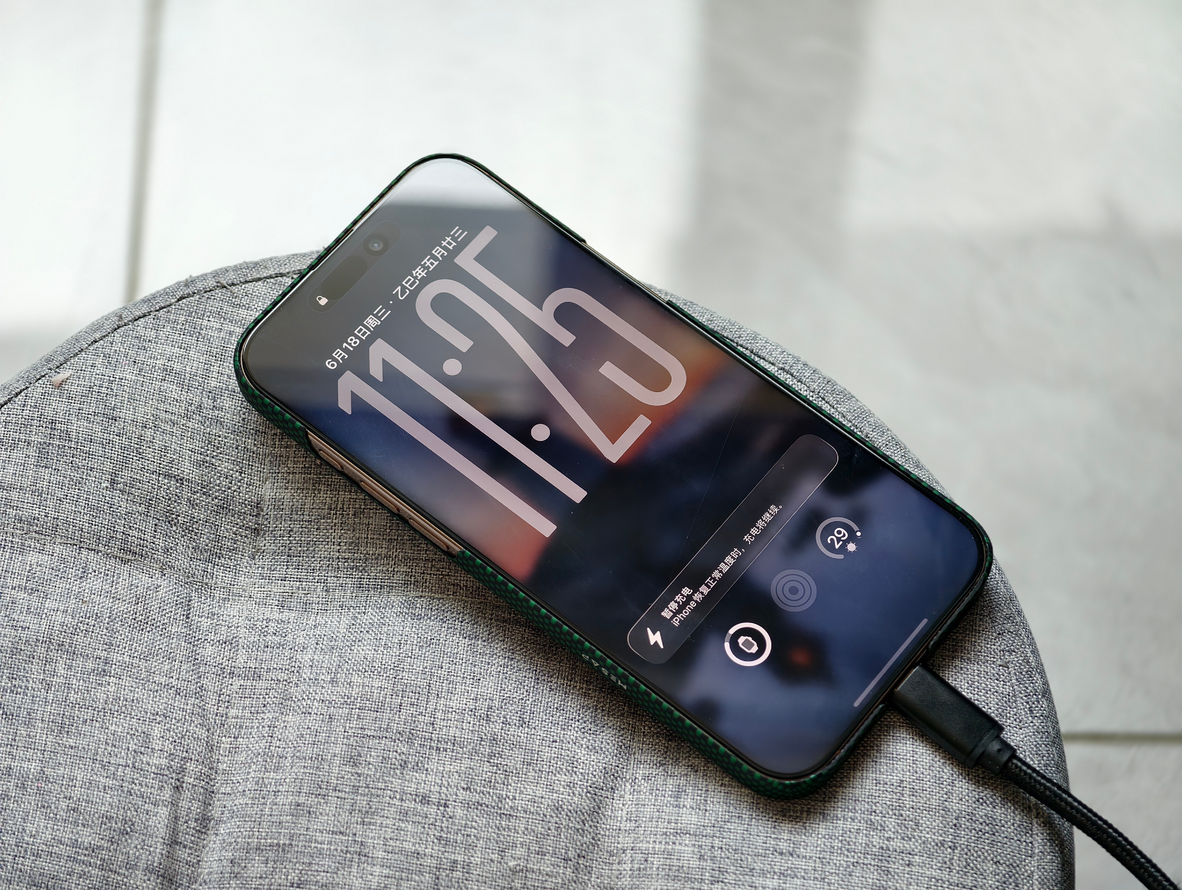 在夏天把iPhone充满电也不是一件容易的事[捂脸哭]​​​