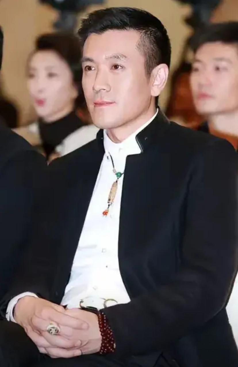 黄圣依与杨子离婚后，独自带着两个儿子入住娘家，并将孩子从北京国际学校转至上海，显