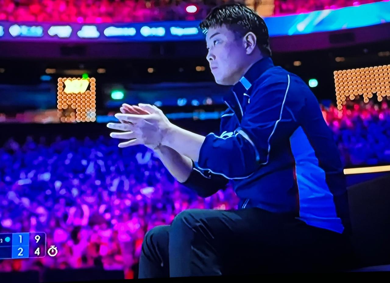 国乒男单选王楚钦对阵法国选手小勒布伦的八分之一决赛特别受关注，不仅是因为对阵双方