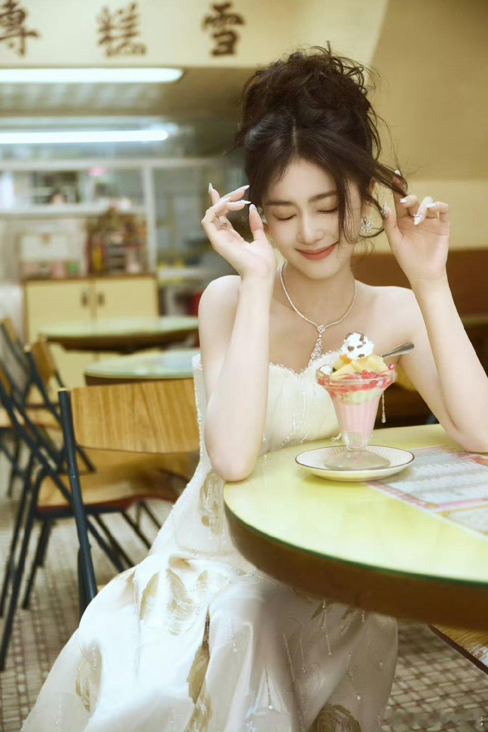 白鹿鞠婧祎同款金色礼裙一个温柔一个俏皮两位可以演一下双女主剧吗