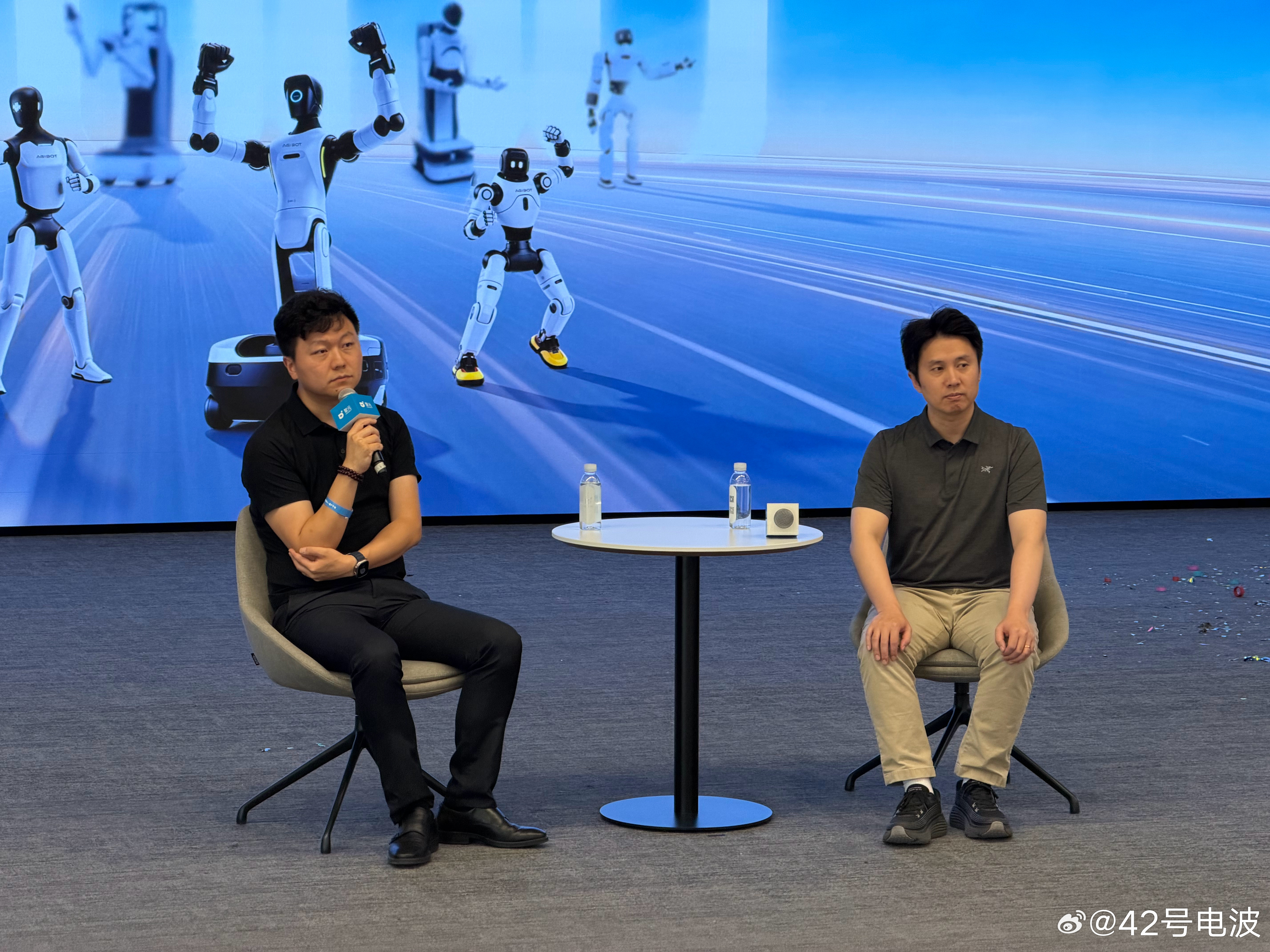 在智元15000台机器人下线仪式后，我们采访了智元高级副总裁姚卯青、龙旗科技