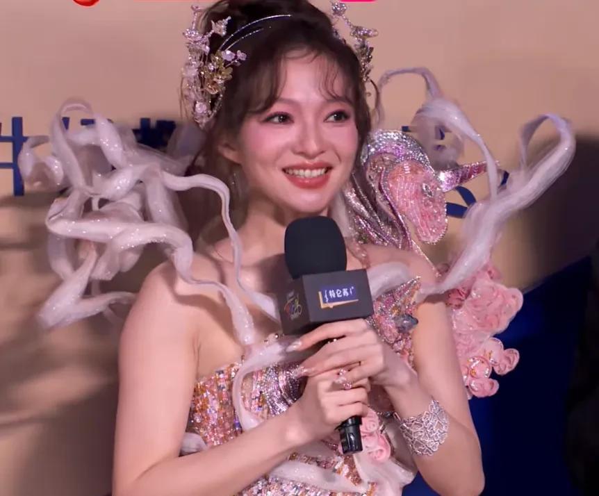 事实证明，人土不土，真的和穿什么有关系！跨年夜，张韶涵准备了两套造型。第