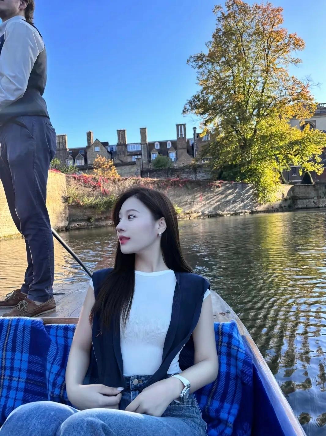 那河畔的金柳，是夕阳中的新娘；波光里的艳影，在我的心头荡漾。——徐志摩《再别康桥