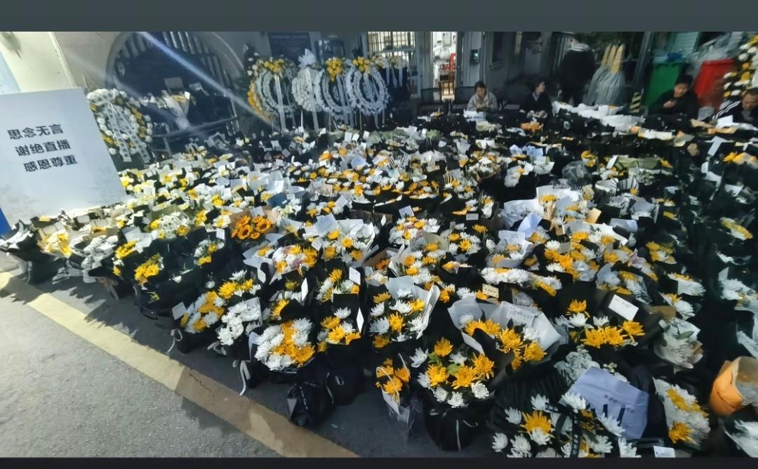 刷到张雪峰老师追悼会的画面，我真的破防了3月苏州还发凉，可自发送别的人排满街