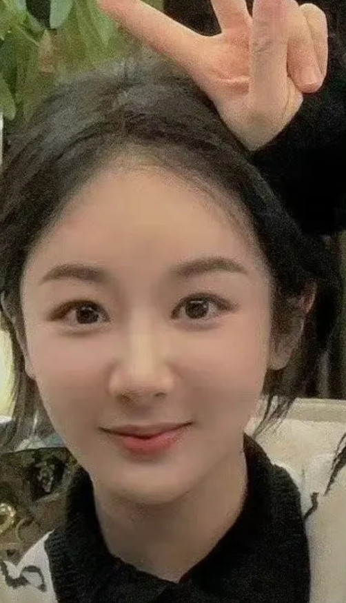 杨紫和迪丽热巴早期没化妆的样子，谁让你觉得更好看呀？