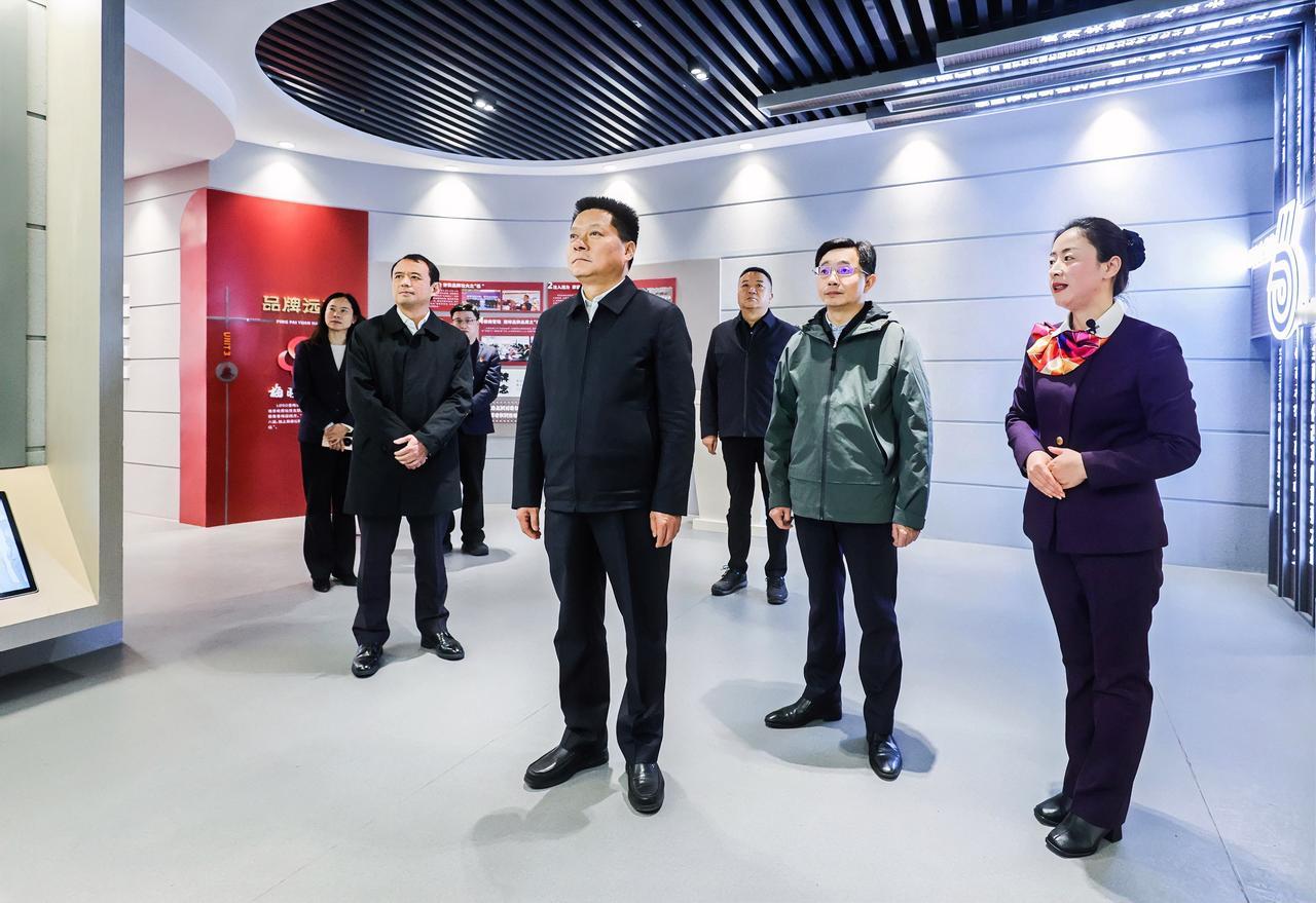 12月12日，江苏交控党委书记、董事长王先正到宁沪公司调研。现场查看南京收费站安