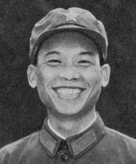 1979年，饿得双眼发昏的孤身战士陈书利，正跪在红薯地里疯狂刨食，突然，一块石头