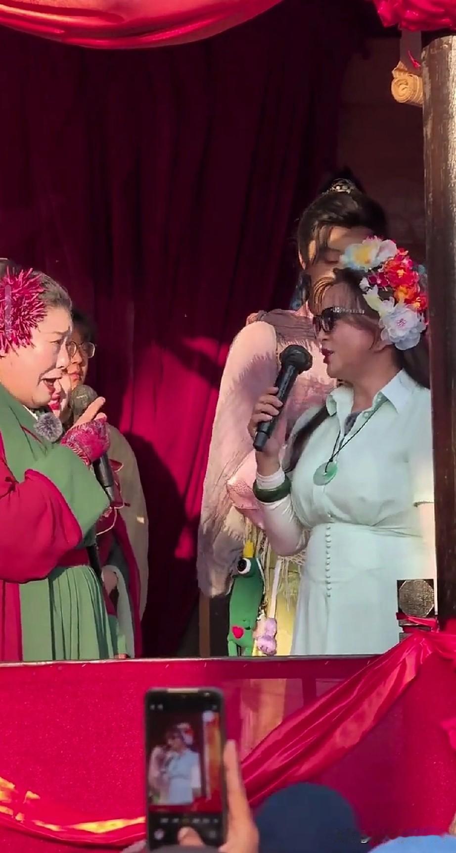 网友在万岁山偶遇刘晓庆出现在王婆的活动现场！75岁的刘晓庆，身穿淡蓝色长裙，头上