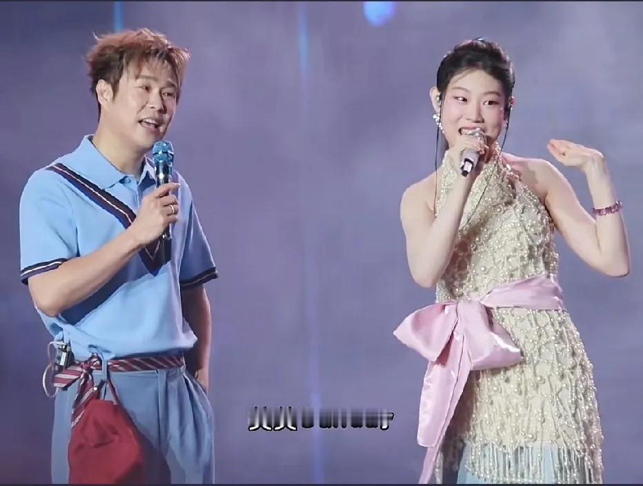 小沈阳和女儿音乐节同框，贴脸开大，被女儿唱歌的样子逗笑了，太可乐了这对父女。他们