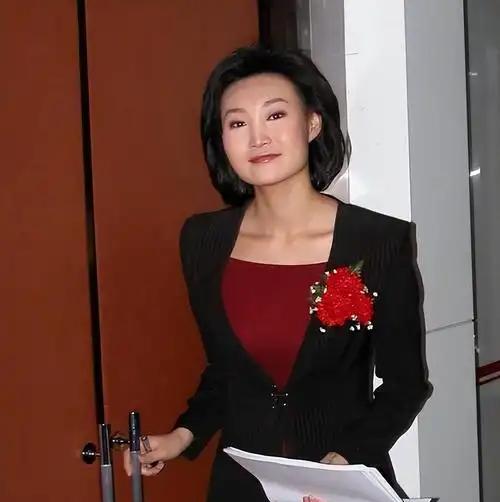 李梓萌说，今年46岁了，还是租房住、没结婚。来北京二十多年一直租房，不是买不起房