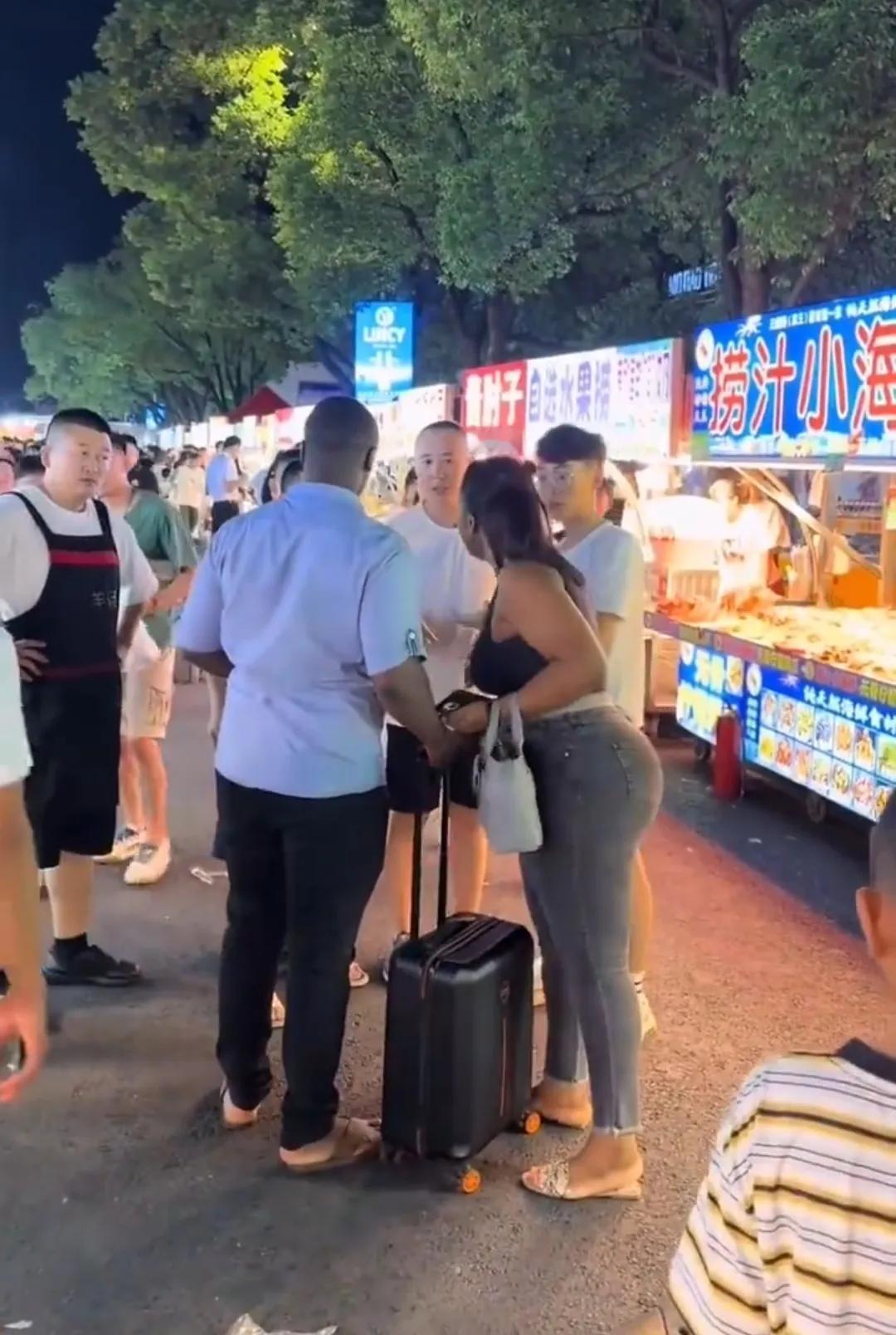 老外吃完饭不给钱，逃单被老板抓住，不仅不认错，态度还嚣张，各种撒泼耍无赖。浙江