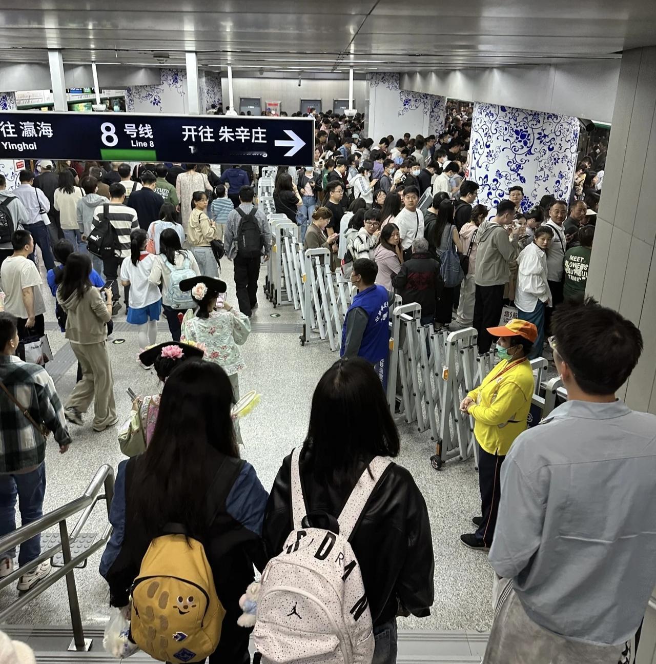 打工人的“隐形上班成本”，月薪7000到手剩2000？戳中无数人。“家里供