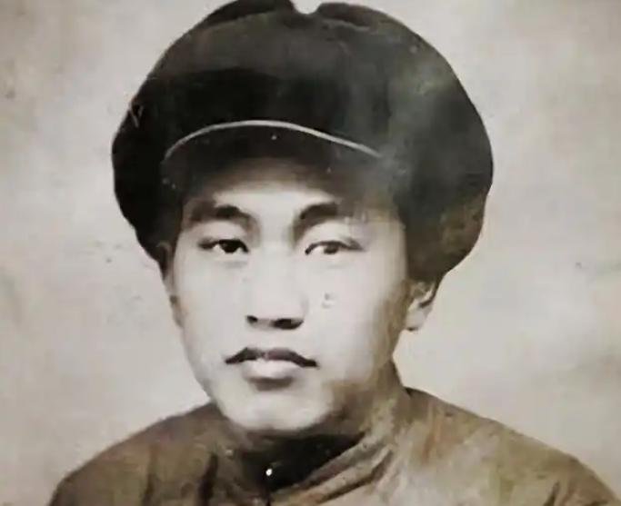 1953年，美军王牌狙击手艾克上校开了一枪，撂倒了个志愿军战士，人栽进了战壕。过