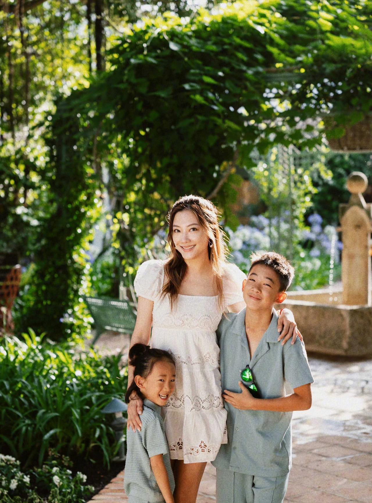 应采儿应该很想有个女儿，要不然也不会把小儿子当“女儿”养，留长发扎马尾，看起来确