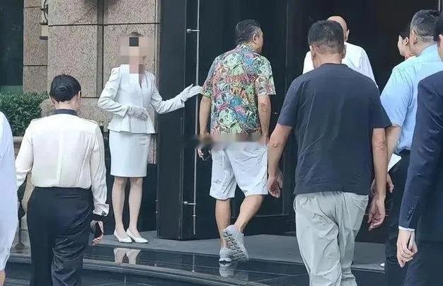 #成都#西安汉子张嘉益来成都看房，是准备下手？据爆料，看的是一个小众豪宅，华商玫瑰邸。据公开资料，该