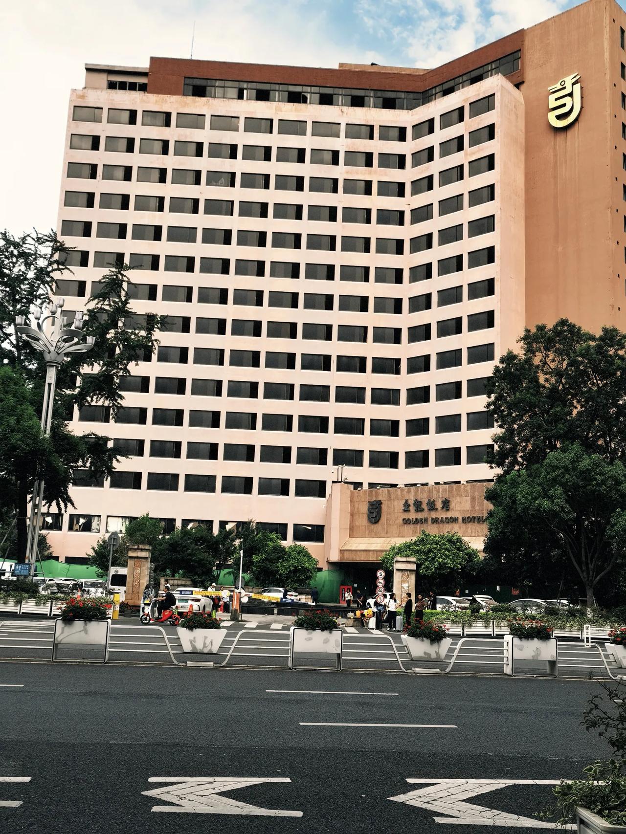 曾经昆明酒店业的翘楚，停业近十年，在停业前是准备要拆除重建超高层塔楼的。在昆明，