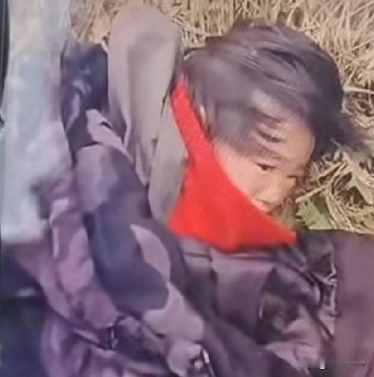 4岁小女孩用无人机找到了，下雨时躲进沟里，红衣服趴在草地上睡觉，听到无人机抬了抬