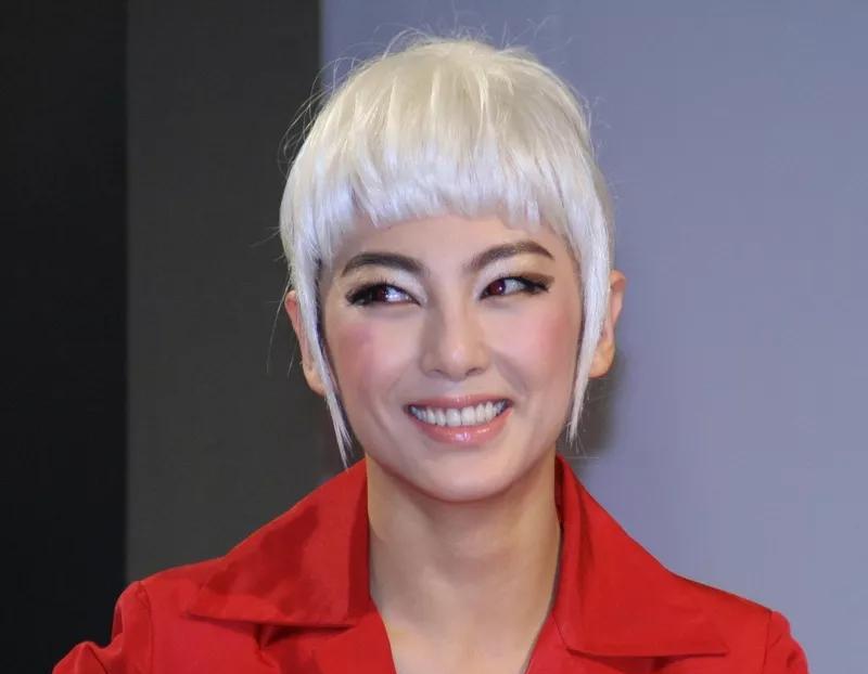 7月6日，张雨绮超美亮相重庆电影节，被网友亲切称为“折耳根霸总”。她笑着回应，还