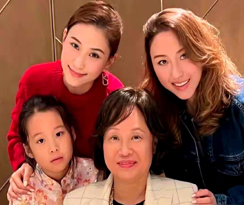 都说霍家不行了，福布斯榜上翻到底都找不着，难怪何超莲宁可跟窦骁去北海道滑雪。