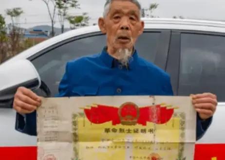 1979年，四川一农民得知自己的儿子在战场上壮烈牺牲，悲痛不已，谁料，当他打开烈