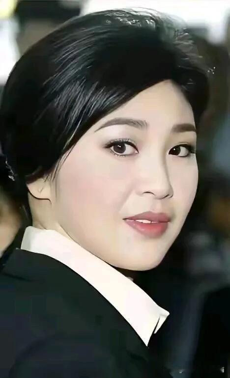 她五官精致，貌美如花，端庄优雅，看起来就是亚洲顶级美女，颜值比朱琳高，气质比林青