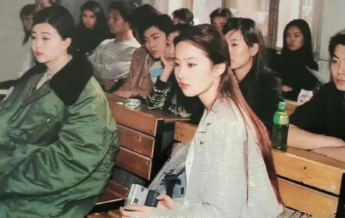 刘亦菲上学时候的照片，朱亚文坐在后桌。