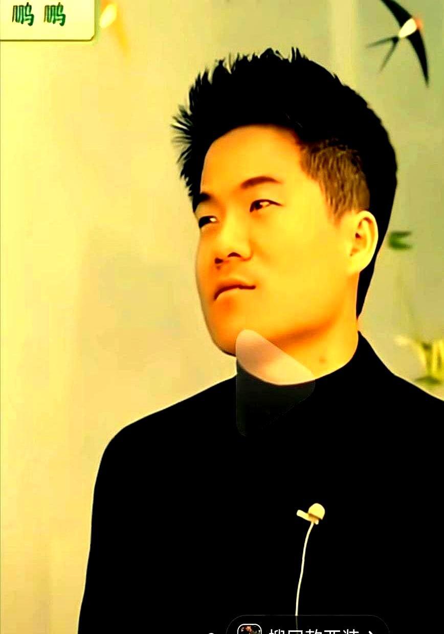 年销210亿的董宇辉，过年回家失宠了。他在客厅坐了一下午没人理，弟弟家孩子