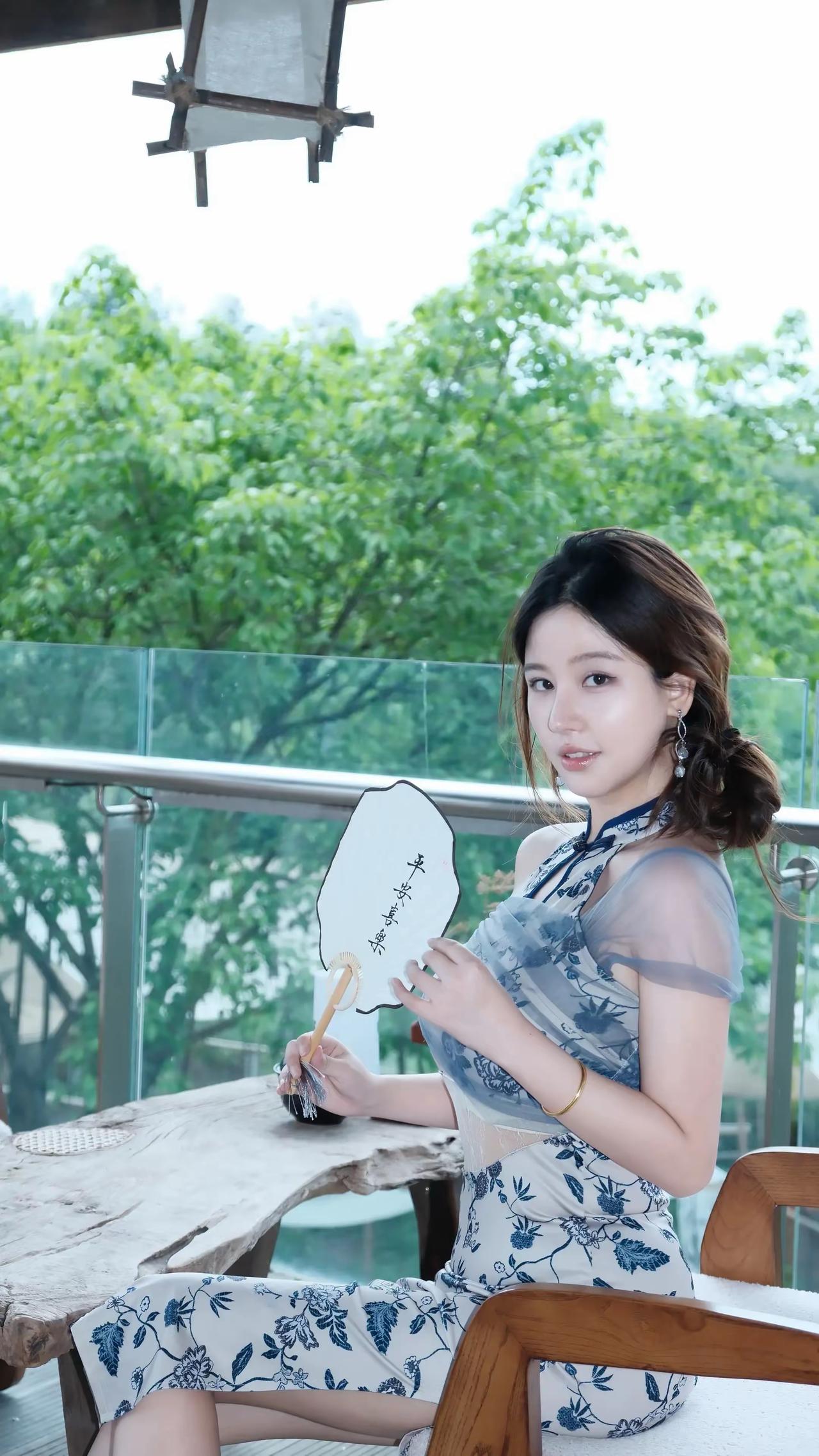 鲁迅先生1925年写过一篇《过客》的散文。后来，他又说：“我只很确切地知道一个终