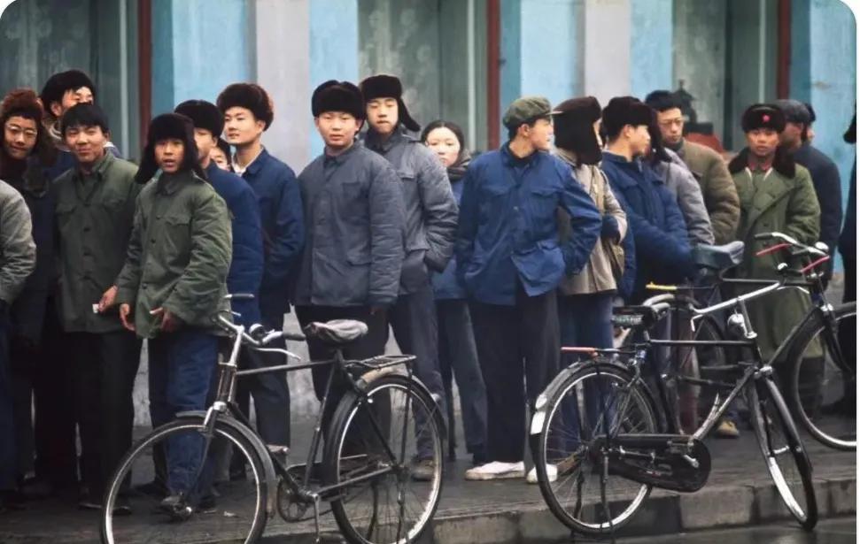 #分享过去的老照片#1973年，刚刚下过雨，北京某街道商店门口，一群人排队不知道